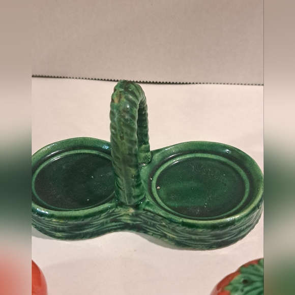 Vintage ceramic salt and pepper shaker set, tomatoes in a green basket. - Picture 9 of 9